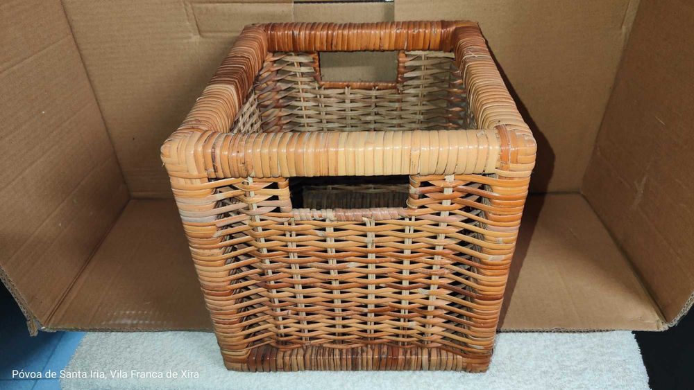 Cesto quadrado em vime com asas multiusos