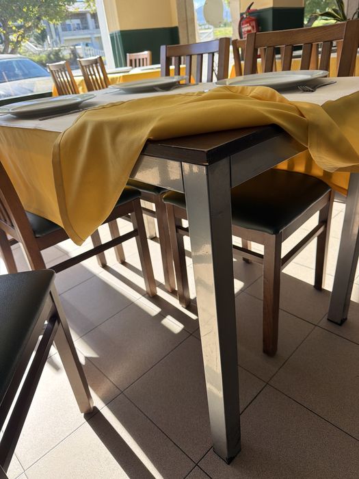 Conjunto de mesa e cadeiras