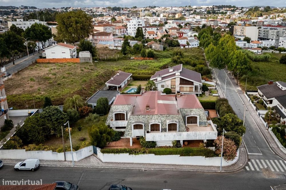 Moradia T6 de Arquitetura Contemporânea em São João da Madeira
