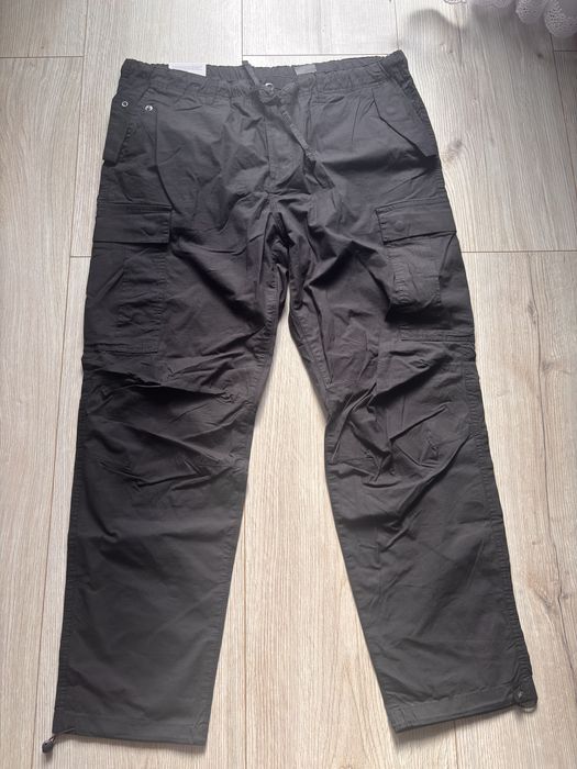 Spodnie cargo z wytrzymałej tkaniny ripstop.