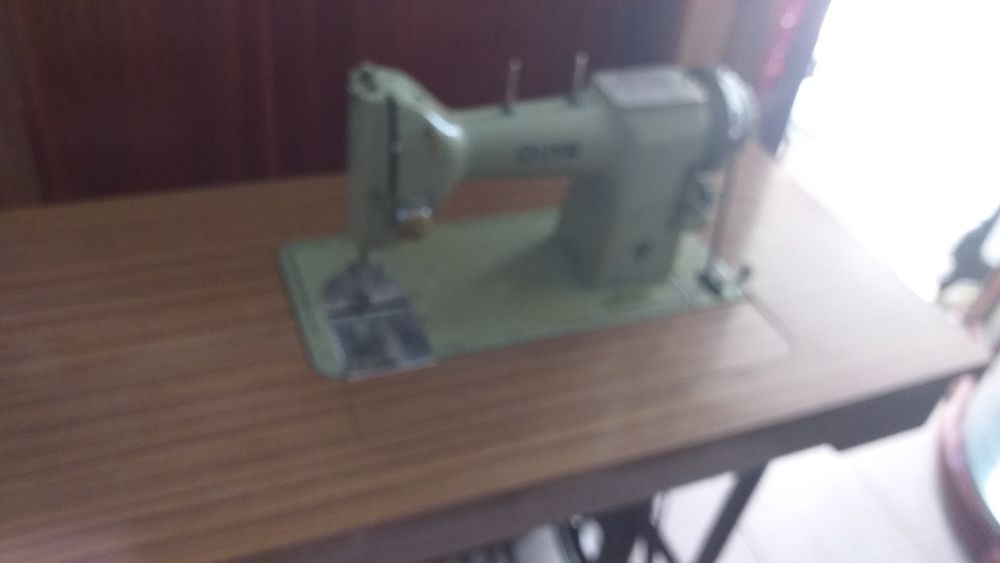 Antiga Máquina de Costura Oliva
