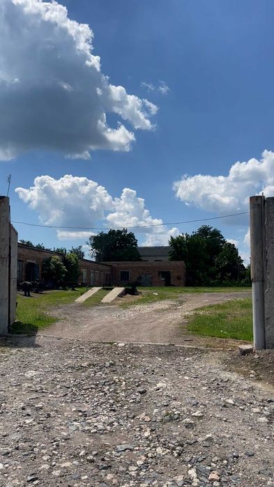 Продаж ділянки з приміщеннями
