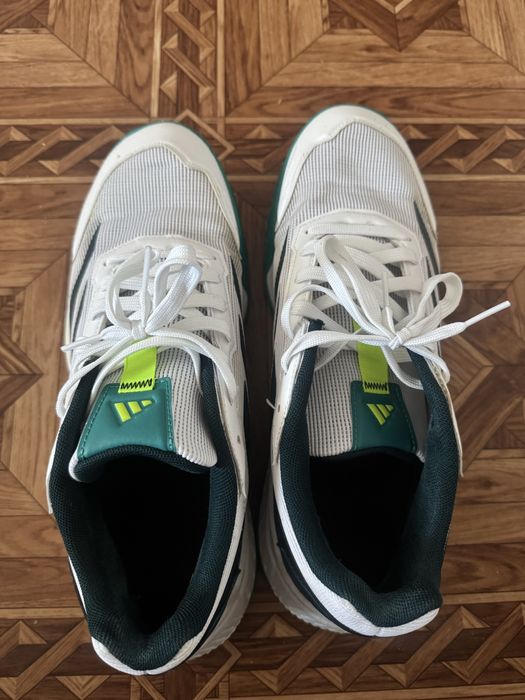 Кросівки adidas для гри в падел і великий теніс
