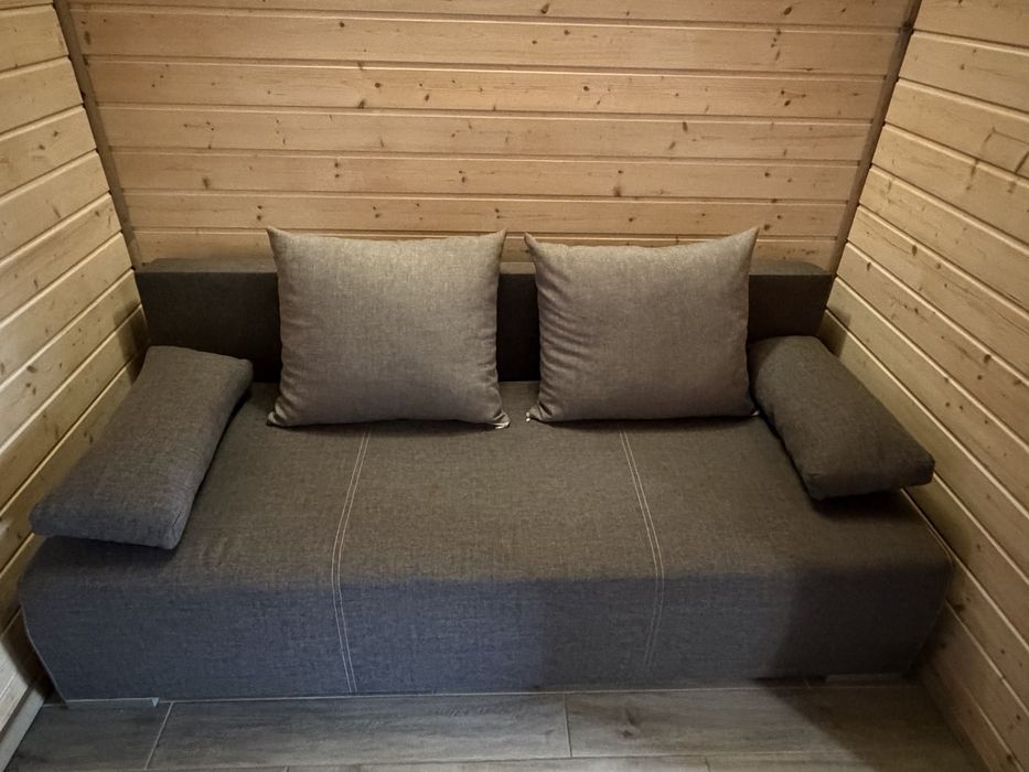 Sofa rozkładana z poduszkami