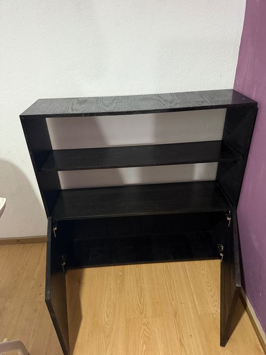 Móvel/Estante em madeira preta.