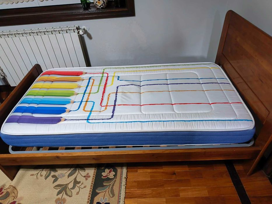 Cama com estrado e colchão
