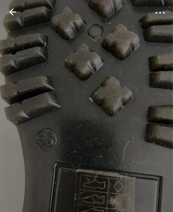 Botins pretos com atacadores e tacão alto