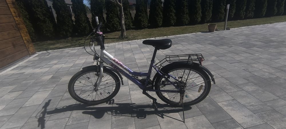 Rower dziecięcy dla dziewczynki.