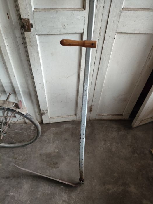 Продам косу  з металевою ручкою