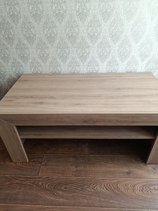 Стільці з високою спинкою, журнальний столик.