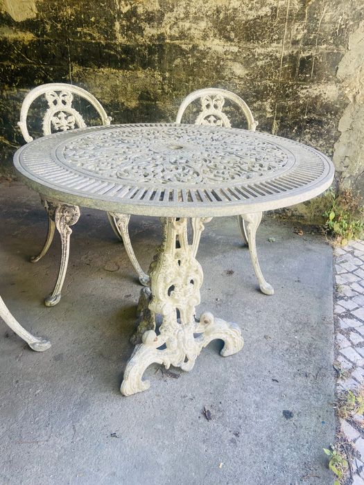 Mesa e cadeiras de jardim em ferro