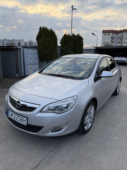 Opel Astra 1.4 BENZYNA Hatchback Dwa komplety OPON *Duża NAVI* KLIMA