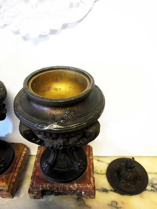 fantástico antigo relógio figurativo em bronze e mármore com 2 ânforas