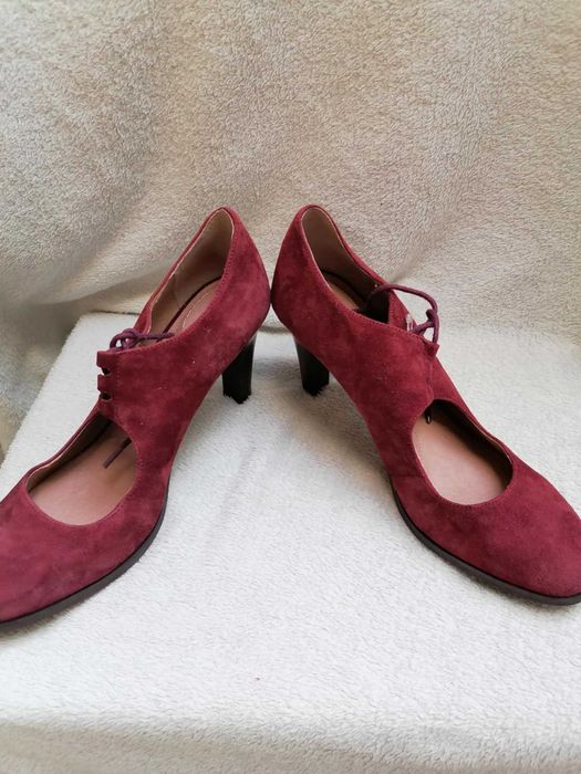 Czerwone zamszowe czółenka Lands’ End, r. 41