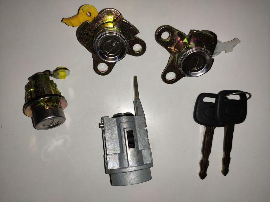 Комплект личинок замков Toyota Corolla E11, набор с ключами Корола Е11