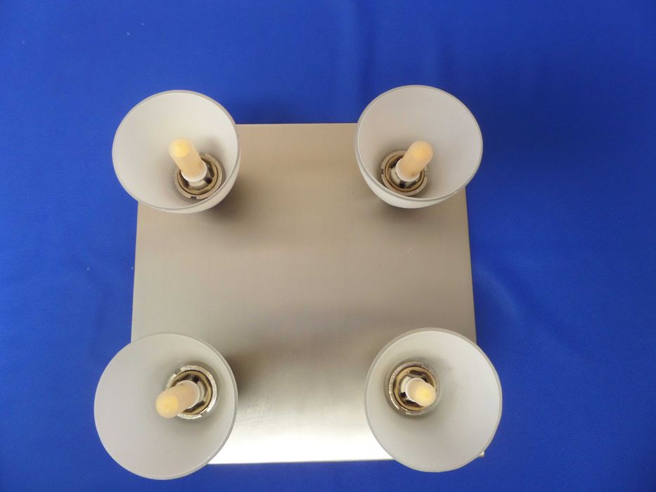 PLAFOND EM METAL
Em muito bom estado
Inclui 4 lâmpadas LED