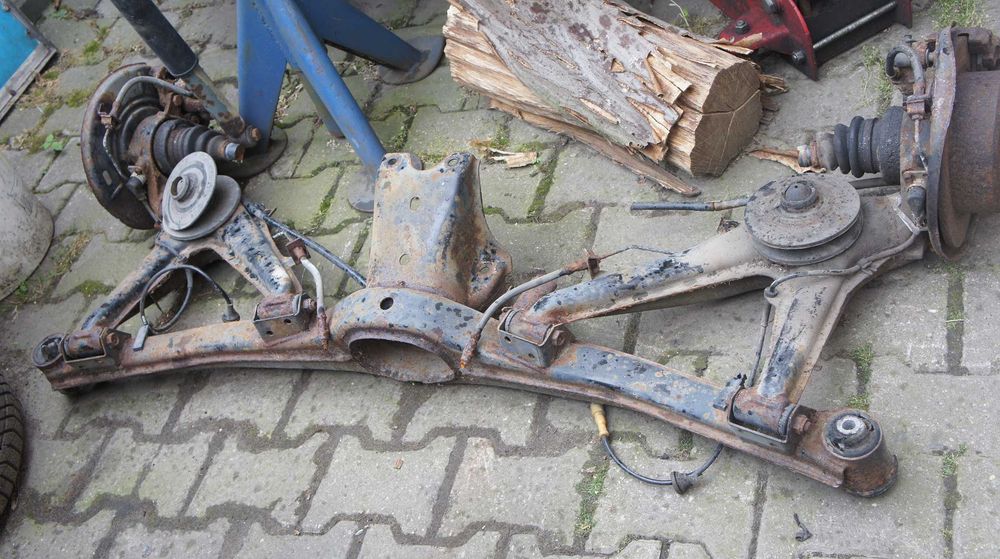 BMW E30 wahacz tylny kompletny  belka