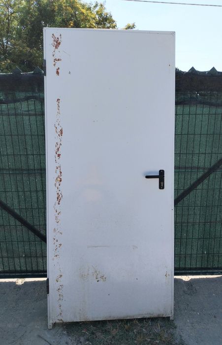 Porta com caixilharia em chapa.