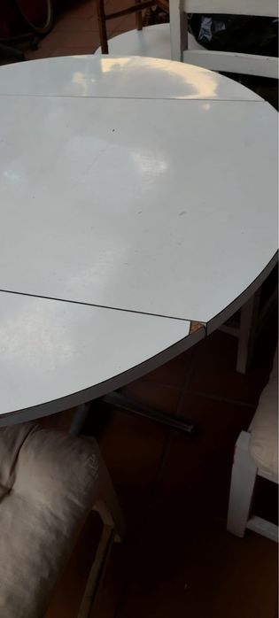 Mesa de cozinha com cadeiras