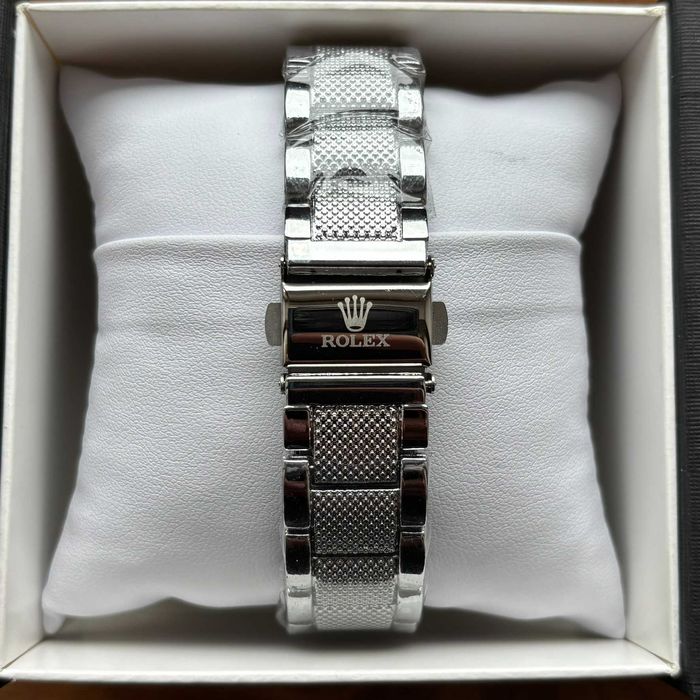 Жіночий годинник Rolex на браслеті срібного кольору з робочою датою