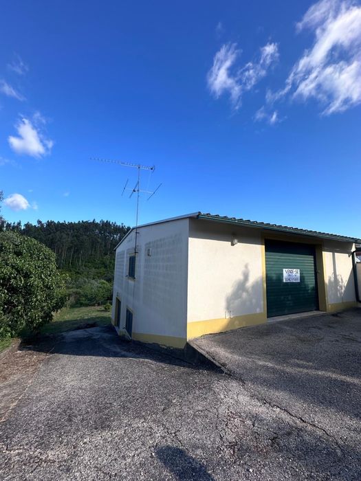 Garagem com 1.200 m² de Terreno e Furo em Carvalhal, Abrantes | Potencial para transformação em Moradia
