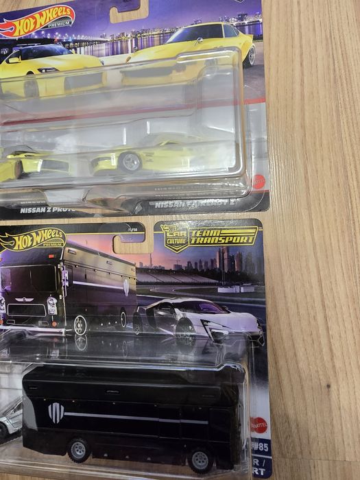 Zestaw dwóch hot wheels team transport
