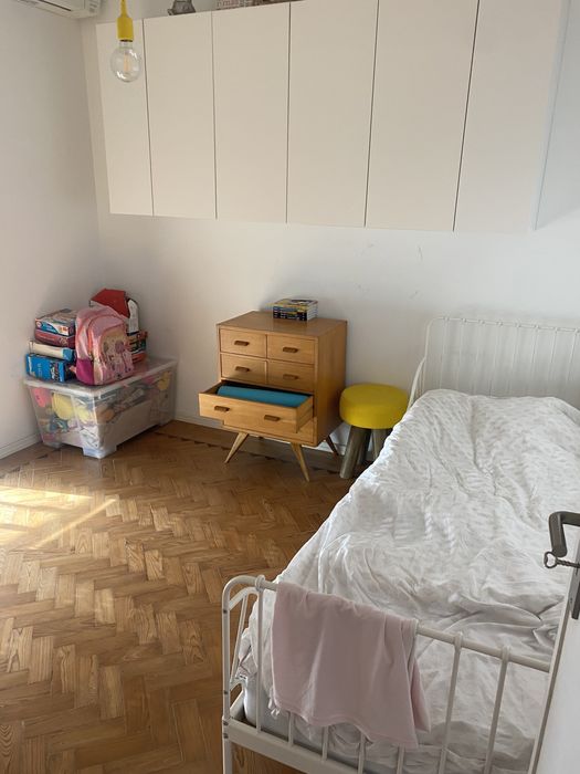 Quarto com WC privado e varanda em Apartamento com 2 quartos