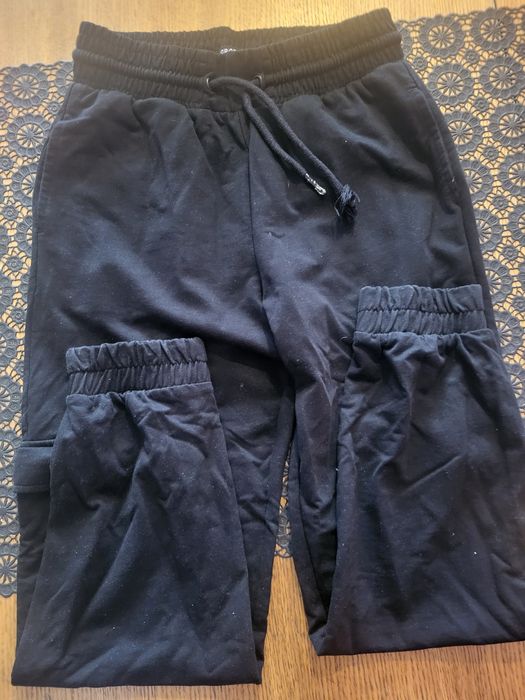 Czarne spodnie bojówki