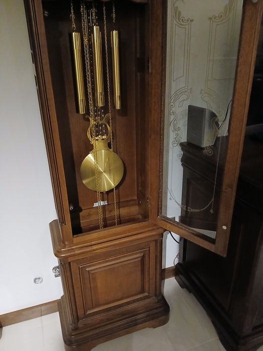 Relogio de pé alto, com pêndulo.