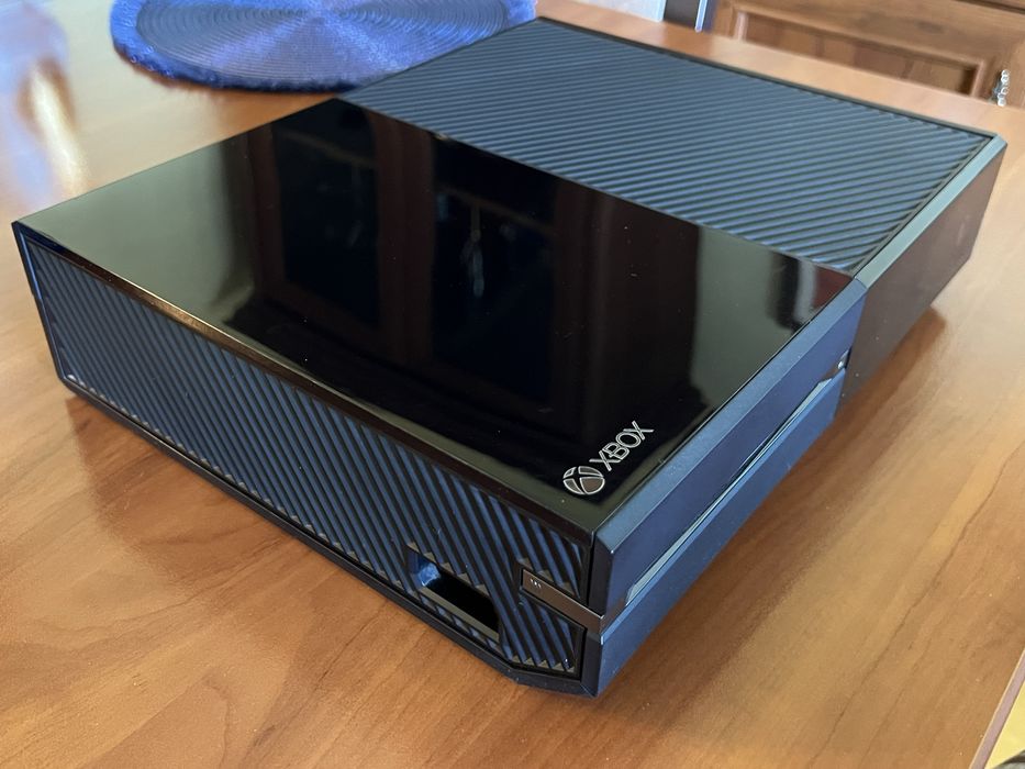 konsola Xbox One + dwa pady + sensor kinect + pilot zdalnego sterowania