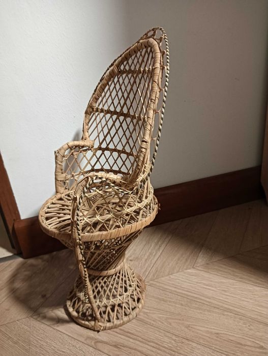 Wiklinowe plecione krzesełko fotel dla lalki peacock