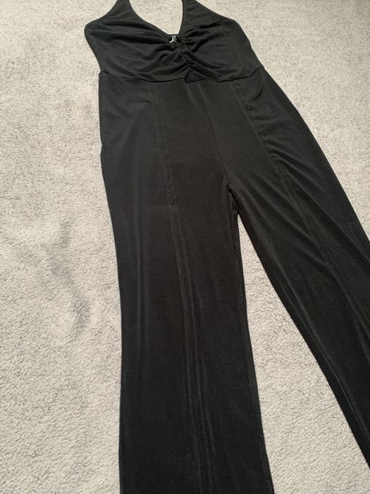 czarny wiązany kombinezon