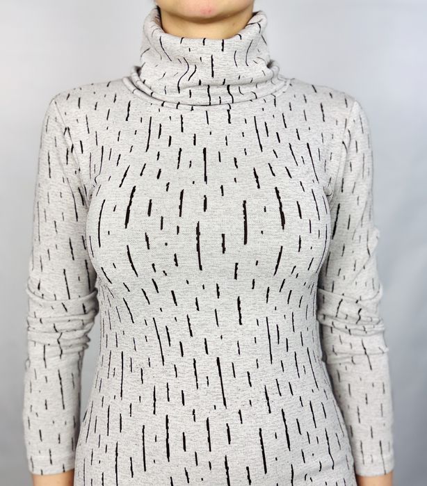 Jasnoszara sukienka z golfem i kreskami S 36