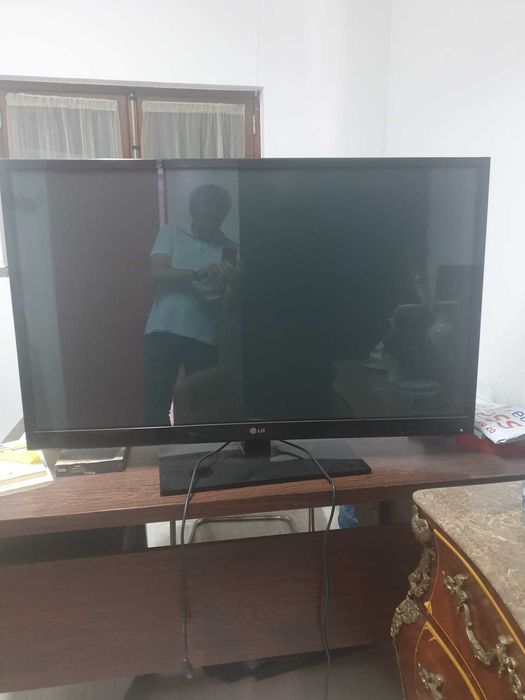 Televisor a funcionar, mas com uma falha ao alto na imagem.