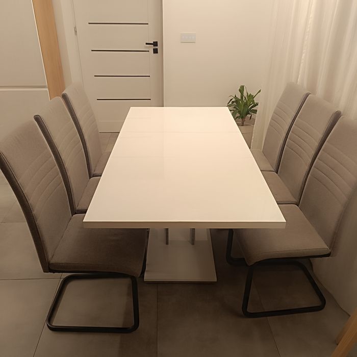 Zestaw stół biały lakierowany z krzesłami szarymi