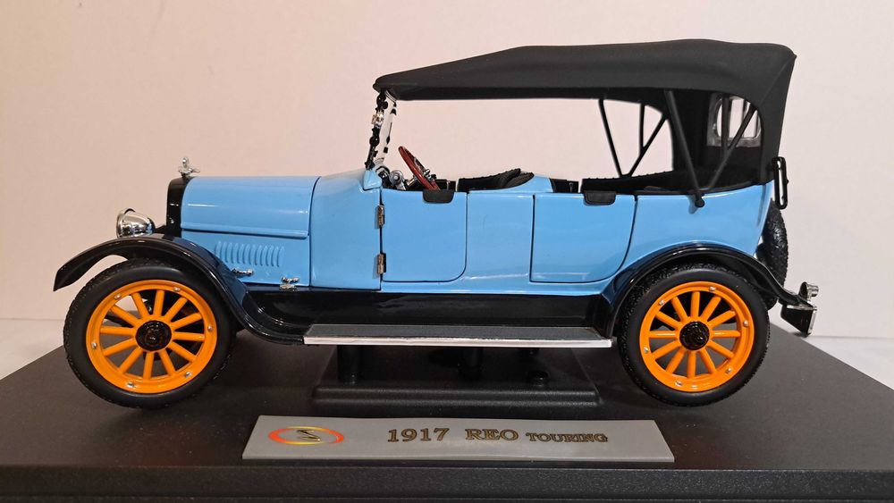 1/18 REO Touring - Signature Models