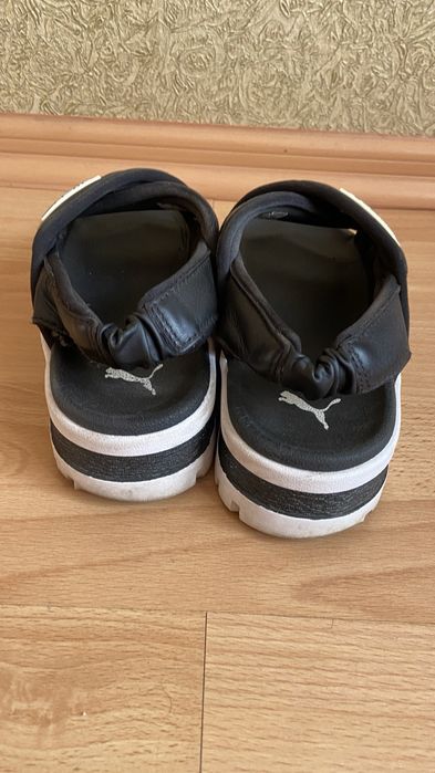 Стильні босоніжки Puma