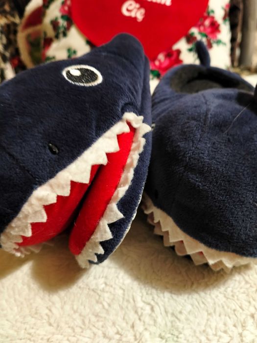 ciapy , kapcie Rekinki /wieloryby ? rozmiar 30 dla chłopca