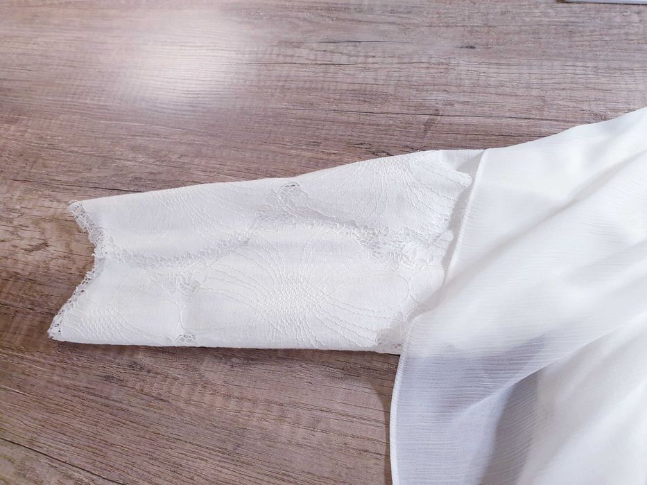 Blusa em renda branca da marca Massimo Dutti.