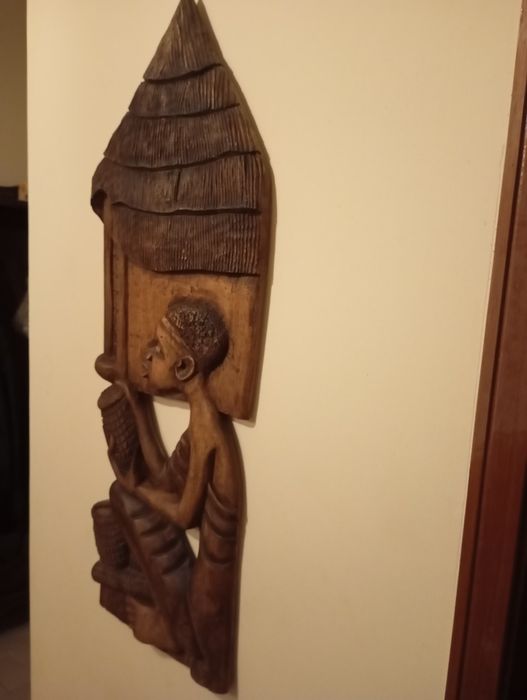 Escultura étnica grande em madeira maciça de parede