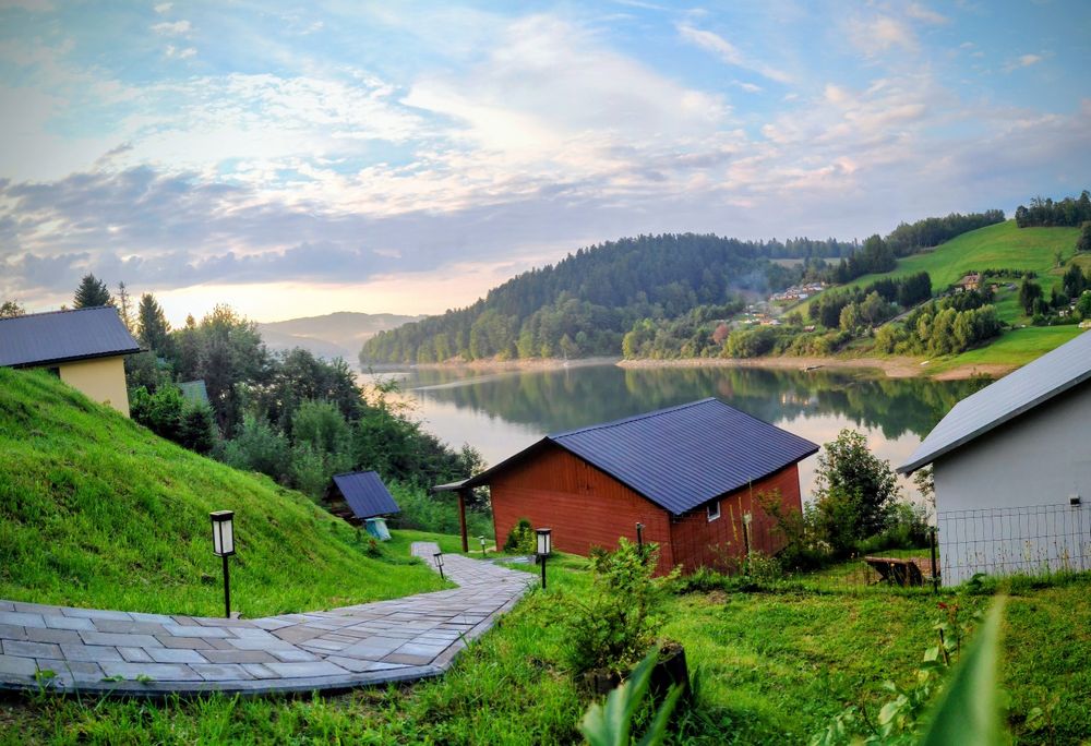 Domki blisko jeziora ,  wolny domek w Bieszczadach górach nad jeziorem