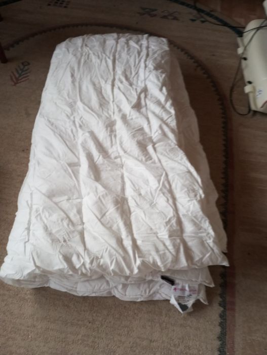 Kołdra na łóżko jednoosobowe biała z welny