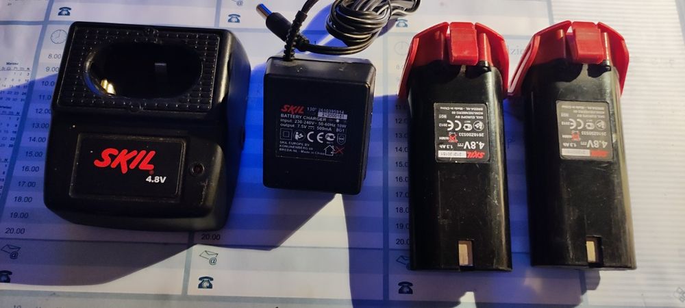 Ładowarka Skil  plus dwa akumulatory