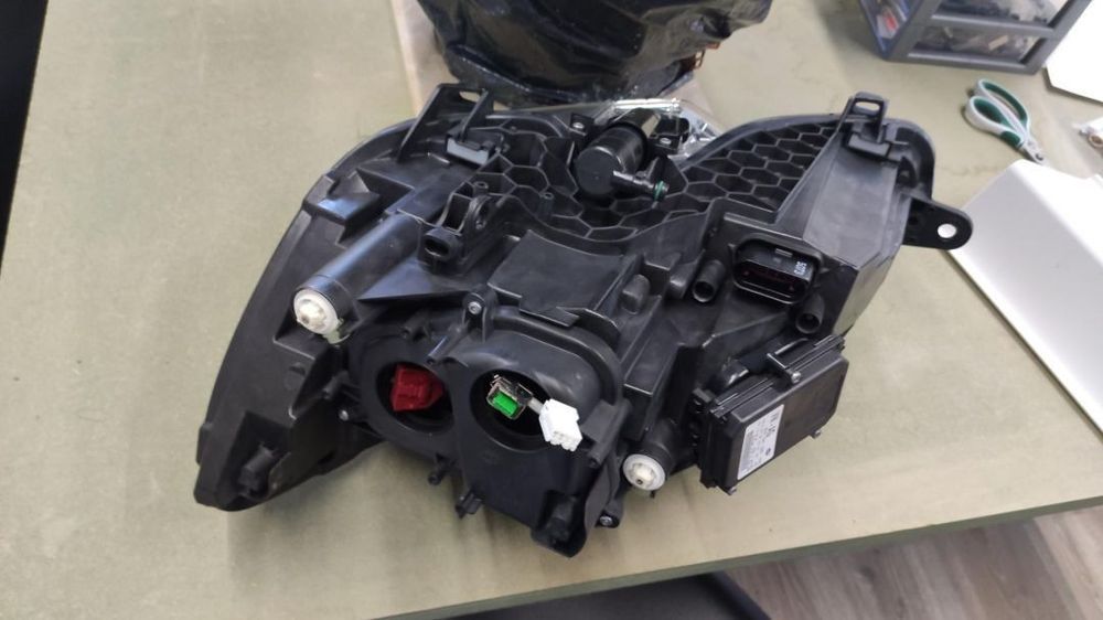 farol direito bi-xenon led Skoda Superb facelift 2013