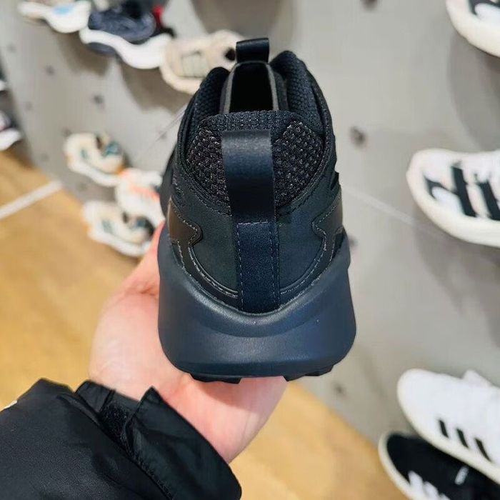 Кросівки Adidas Kantai Trail розмір 45.  Стелька 29 см