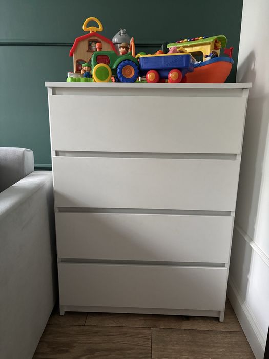 Biała komoda z szufladami