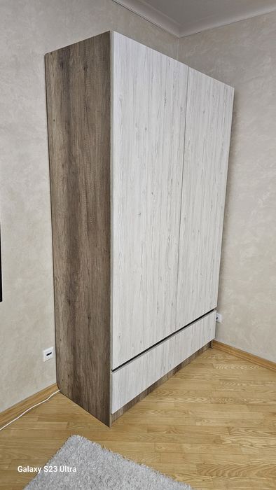 Двоспальне ліжко та шафа