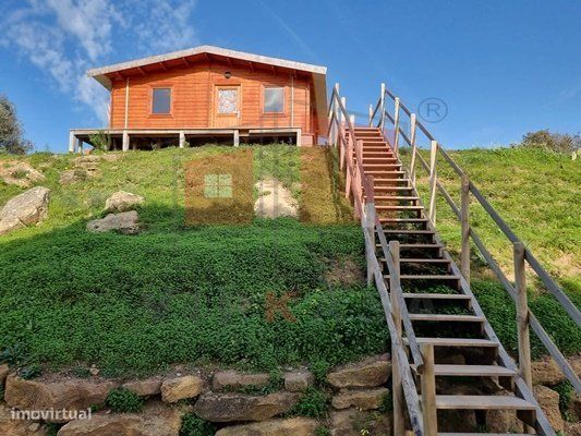 Terreno Rústico com Casa de Madeira e Picadeiro