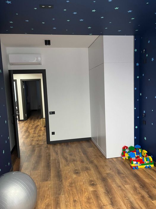 Продає 3-х кім квартири в заселеній новобудові Дублями