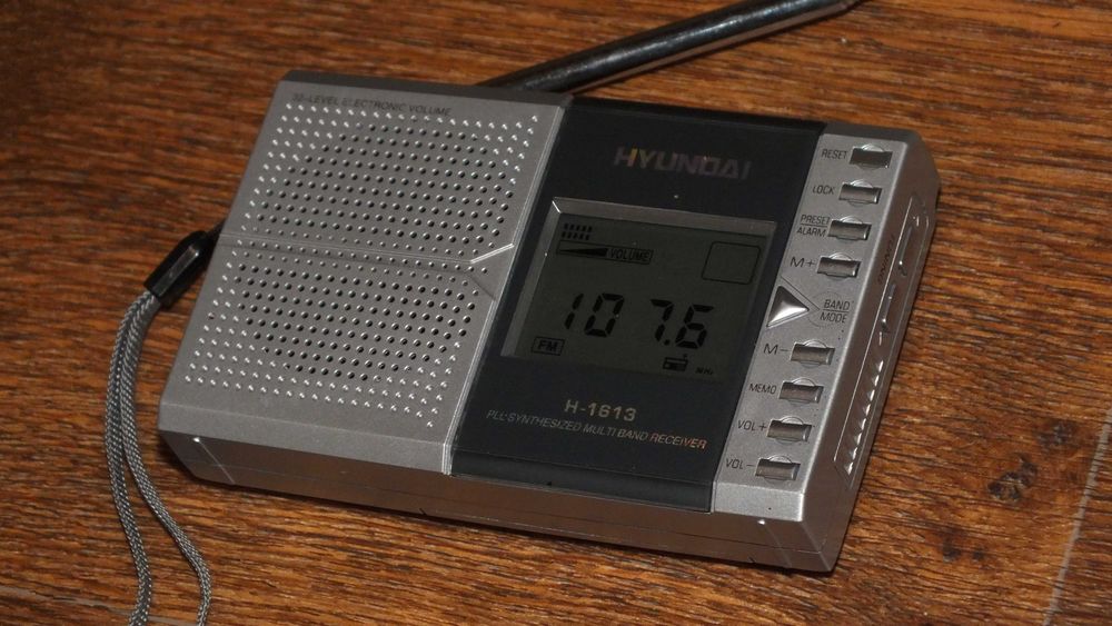 Компактный радиоприёмник с часами Hyundai H-1613 / FM 64-108 MHz